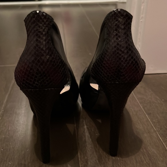 Guess black peep toe heel with cut outs size 8.5 - Picture 4 of 6